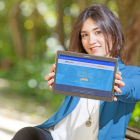 La emprendedora Lourdes Yagüe muestra Hello Translator en el Campo Grande de Valladolid.-PHOTOGENIC