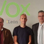 Sergio Sánchez, en el centro, junto a dirigentes de Vox, en León.-EL PERIÓDICO