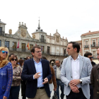 El candidato del PP a la Presidencia de la Junta, Alfonso Fernández Mañueco,pasea por las calles de Medina del Campo (Valladolid)-ICAL