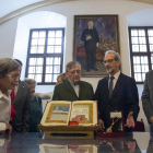 Varios nietos del escritor junto al alcalde de la ciudad, Alfonso Fernández Mañueco (D) y al rector Daniel Hernandez Ruiperez (2D)-Ical