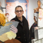 Lubaina Himid, ganadora del premio Turner, junto a una de sus obras.-AP / DANNY LAWSON
