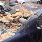 Cascotes de una chimenea de la calle Papagayo  sobre un coche I.-EM