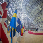 Fotografía tomada con objetivo de ojo de pez que muestra la bandera de Reino Unido junto a las banderas de otras naciones en el atrio del Consejo Europeo.-OLIVIER HOSLET / EFE