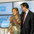 Martínez Maillo abraza a Valdeón el día que fue designada como candidata a la Alcaldía de Zamora en 2011-Ical