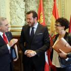 El alcalde de Valladolid, Óscar Puente, la concejala de Servicios Sociales, Rafaela Romero, y el delegado especial de Cruz Roja en Valladolid, José Ignacio de Luis Páez, ofrecen información sobre la acogida de una familia de refugiados sirios en Valladoli-ICAL
