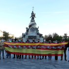 Una veintena de personas se congrega junto al monumento a Colón en Valladolid para evitar actos vandálicos por el Día de la Hispanidad