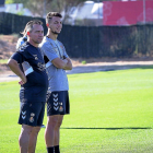 Óscar Plano junto al utilero Justo Camacho, durante el entrenamiento de ayer del Real Valladolid.-MIGUEL ÁNGEL SANTOS