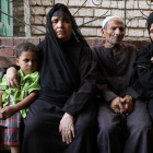Familia egipcia que perdió a uno de sus miembros en la travesía del desierto libio para llegar a la costa y embarcar hacia Europa.-REUTERS / MOHAMED ABD EL GHANY