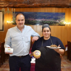 Julio y Carina, con algunos de los productos que se degustan en La Mantequería.-