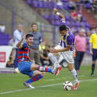 Óscar Díaz se intenta ir del marcaje del jugador de la UE Llagostera.-M.Á. Santos