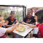 Una familia degusta la comida de la Tapa de Feria. - PHOTOGENIC