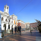 Gómez Iglesias, Puente, el general Rivas y Carnero ante el monolito a los caídos durante la salva de fusilería.-ICAL