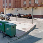 Dos contenedores en una de las calles de Medina del Campo.-E. M.