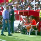 Paco Herrera se lamenta tras una de las jugadas de la goleada sevillista a su equipo.-PHOTO-DEPORTE