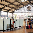 Viajeros esperan la llegada de un tren en la Estación Campo Grande de Valladolid, en una foto de archivo. ICAL