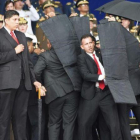 Personal de seguridad protege a Nicolás Maduro tras el atentado con drones en Venezuela.-AP / XINHUA
