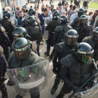 Antidisturbios de la Guardia Civil durante el 1-O en Ribera d’Ebre.-JOAN REVILLAS