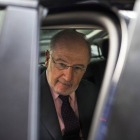 Rodrigo Rato entra en el coche tras un registro policial en su vivienda, el pasado abril en Madrid.-AP / ANDRES KUDACKI