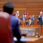 El presidente Herrera se dirige al socialista Luis Tudanca durante el Pleno de ayer de las Cortes-ICAL
