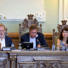 Óscar Puente interviene flanqueado por Ana Redondo y Manuel Saravia durante el Pleno celebrado ayer.-MIGUEL ÁNGEL SANTOS (PHOTOGENIC)
