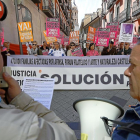 Un grupo de afectados por el Fórum Filatélico protesta junto a su antigua oficina, en la Calle Regalado.-J.M. LOSTAU