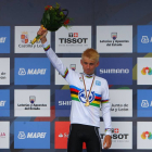 El campeón del Mundo contrarreloj masculina junior del Mundial de Ciclismo de Ponferrada, Lennard Kamina, cebra su victoria en el pódium-Ical