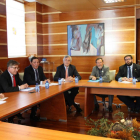 Reunión del consejero de Sanidad, Antonio María Sáez, con el alcalde, el presidente de la Diputación y responsables de la AECC de Ávila.-ICAL