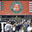 El público pasea por los alrededores de la pista Suzanne Lenglen mientras se disputan partidos de la roda previa de Roland Garros, este jueves.-Foto: AFP / MIGUEL MEDINA