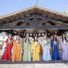 Las siete doncellas posan para las fotos oficiales en el centro del municipio con el vestido característico.-Pablo Requejo