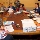 Concejales de disntinos grupos durante la comisión del soterramiento.-E. M.
