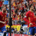 Sergio Ramos y Gerard Piqué, en un partido de la pasada Eurocopa.-EFE / JUANJO MARTÍN