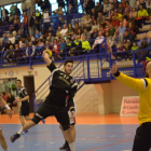 Abel Serdio lanza en el partido disputado en Olmedo tras salvar la defensa del BM Nava.-E.M.