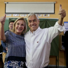 Salvador Piñera junto a su mujer Cecilia Morel tras votar en Santiago de Chile.-AP / ESTEBAN FELIX