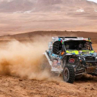 Roberto Carranza y Juan Carlos Fernández, en la sexta etapa del Dakar.-VINICIUS BRANCA / PHOTOSDAKAR.COM