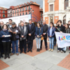 El alcalde de Valladolid, Óscar Puente, y el rector de la Universidad de Valladolid (UVa), Daniel Miguel, durante el minuto de silencio en la Plaza Mayor de Valladolid, en homenaje a los estudiantes de Erasmus fallecidos en el accidente de tráfico-ICAL