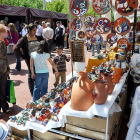 Expositores de la Feria de Artesanía, instalados en la Plaza Mayor de la Hispanidad en una anterior edición.-S. G. C.