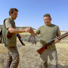 Dos cazadores muestran las codornices abatidas en la jornada que abrió la media veda.-ICAL