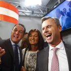 El candidato presidencial, Norbert Hofer (a la derecha), y el líder del FPO, Heinz-Christian Strache, celebran la victoria en la primera vuelta.-REUTERS / HEINZ-PETER BADER