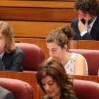 Debate de investidura del candidato a la Junta de Castilla y León con la intervención de Juan Vicente Herrera. En la imagen, los procuradores de Podemos, Pablo Fernández, Natalia del Barrio, y Pedro María de Palacio-Ical