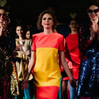 Ágata Ruiz de la Prada, rodeada por sus modelos, en un desfile en Nueva York /-ALBA VIGARAY