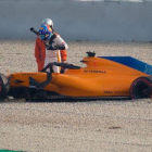Alonso sale del coche en Montmeló tras perder una rueda.-EFE / ENRIC FONTCUBERTA