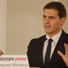 El líder de Ciudadanos, Albert Rivera, durante el desayuno informativo en el que ha participado este martes en Madrid.-AGUSTÍN CATALÁN