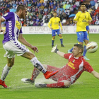 Raul sale de la portería ante el remate de Chica, que fue expulsado por doble amonestación en el minuto 76.-J.M. Lostau