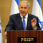 El primer ministro israelí en funciones, Binyamin Netanyahu, comparece ante los medios en Jerusalén, este lunes.-EFE / ABIR SULTAN