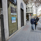 Local cerrado en la calle Duque de la Victoria de Valladolid, con un anuncio de alquiler. J.M. LOSTAU
