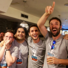 El equipo Los Rockcampers obtiene el mayor premio de la historia de la televisión en el concurso Boom. En la imagen, los concursantes celebran su éxito con familiares y amigos viendo el programa en un bar de Valladolid.-ICAL