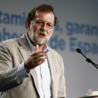 El presidente del Gobierno, Mariano Rajoy, interviene en la clausura de la reunión de la 23 Unión Intermunicipal del Partido Popular, celebrada hoy en Zaragoza.-EFE / JAVIER CEBOLLADA