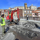 Obra de reparación del puente medieval de Tordesillas, que fue interrumpida por problemas técnicos.-J.M. LOSTAU