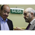 Los diputados socialistas Manuel Chaves y Gaspar Zarrías conversan, el pasado 18 de junio, durante el pleno del Congreso.-Foto: EFE/ ANTONIO NARANJO