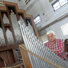 El maestro organero Federico Acitores muestra uno de los órganos en el que está trabajando.-BRÁGIMO